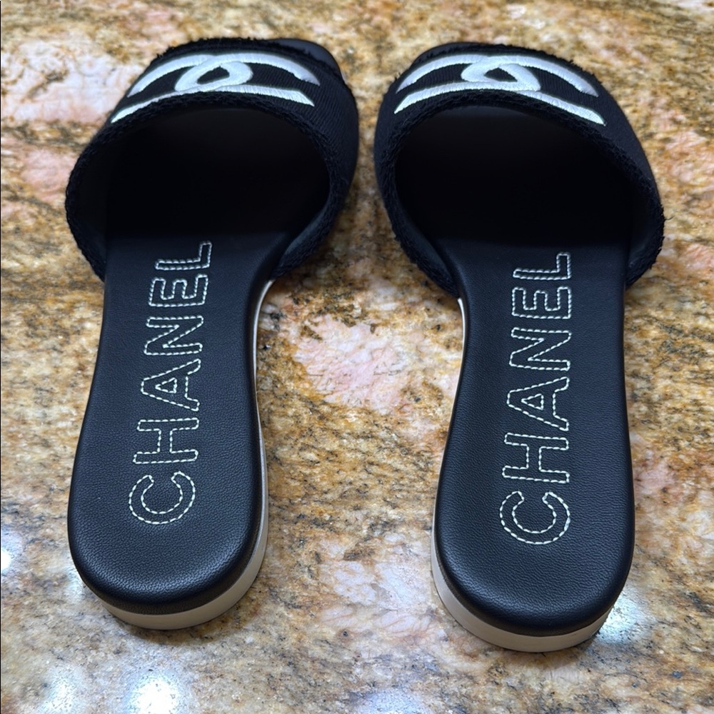 CHANEL Black and White Sandals with Minimalist Design - Picture 6 of 9
